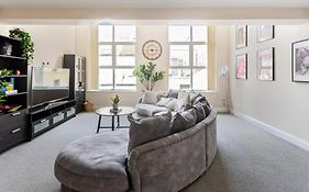 Beautiful 2 Bed Apartment Just Steps To The Beach
